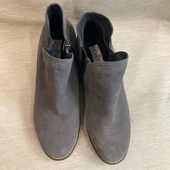 BLONDO Sz 8.5 Suede Low Heel Chelsea Pull On Ankle Boots Booties - Picture 3 of 11